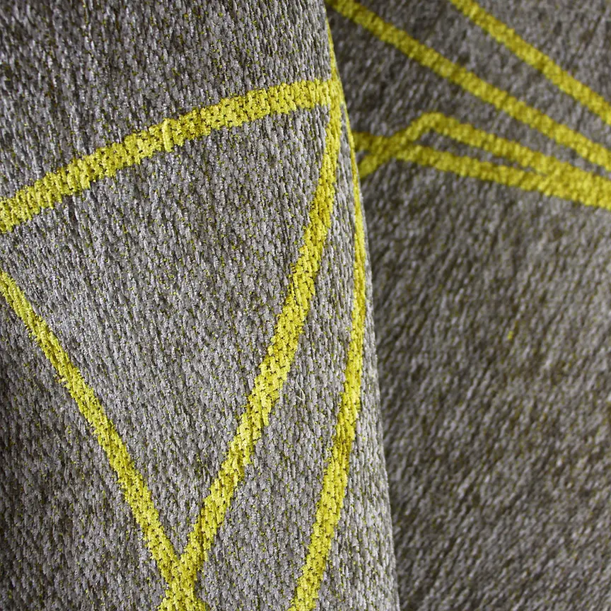 Tappeto vintage con linee geometriche.