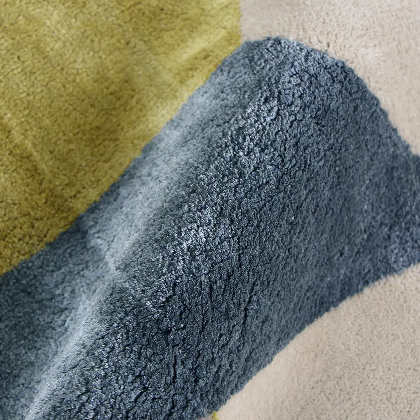 Tappeto moderno con design geometrico.