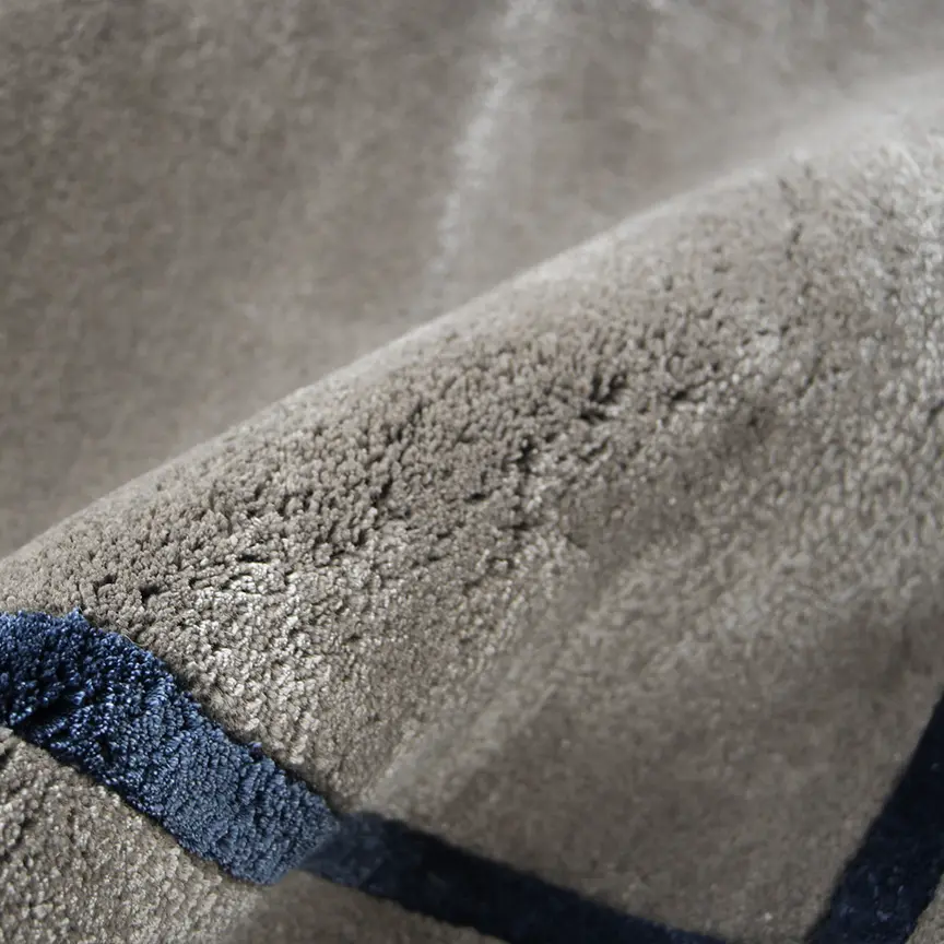 modern-viscose-rug-with-frame